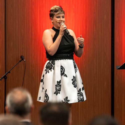 Zoélie au micro pour faire participer le public