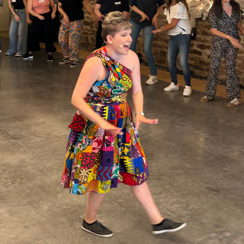 Zoélie fait des mouvements de danse lors d'un team building gospel