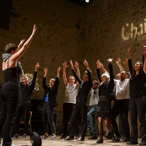 Personnes avec les mains en l'air lors d'un Team Building Gospel