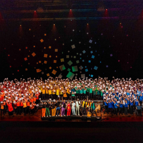 400 choristes sur scène en tenue colorée