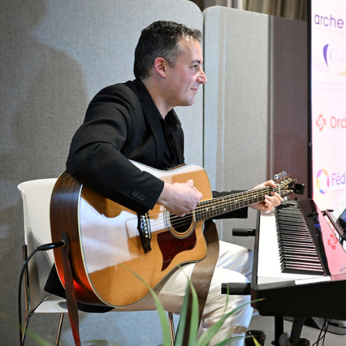 page-produit-pack-evenement thomas à la guitare lors des trophées SAP