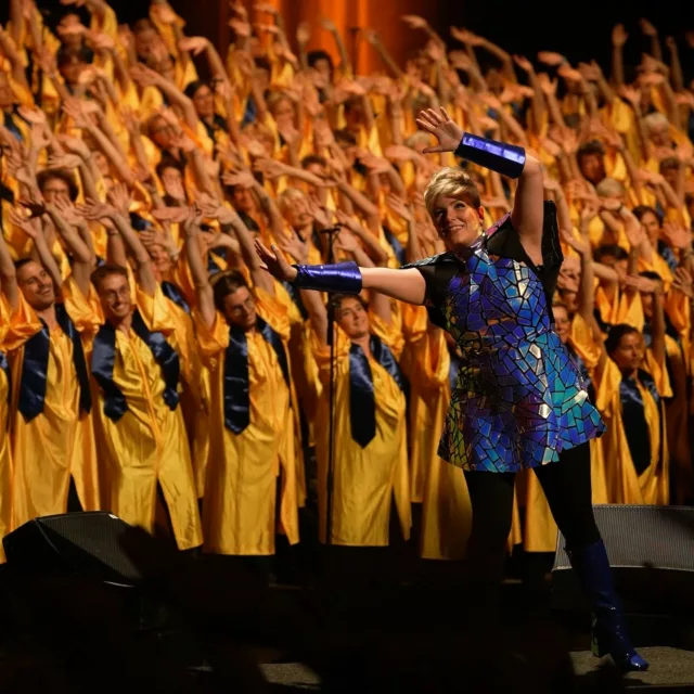 Ice breaker time ! 💥 

Toujours un défi mais une immense joie de faire lever le public pour créer une chorale instantanée avec 3000 personnes et 350 choristes ! 🎤

Souvenir du dernier spectacle "Happy Human Symphony" à @lamphitheatre3000 en juin 2024. 👏

Et cette année, serez-vous dans le public pour chanter avec nous ?

Je vous donne rendez-vous le 28 et le 29 juin pour chanter avec les 350 choristes du Choeur @tempose_lyon. 

Pensez à vite réserver vos places sur Tempose.fr pour assister au nouveau spectacle "OH HAPPY VOICES" !🎹

Gardez le sourire 😊

Time to sing !

#tempose #lyon #joie #happenning #icebreaker #chorale #participatif #amphitheatre #sing