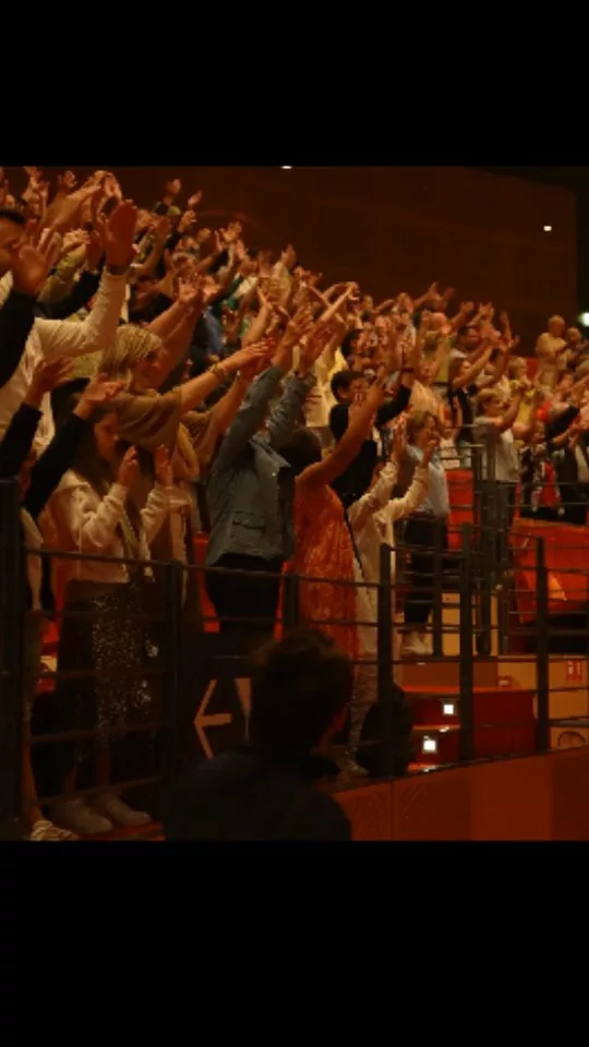 Ice breaker time - suite partie 2/3 ! 💥 
Après l’échauffement, place à la chorégraphie 💃

Toujours un défi mais une immense joie de faire lever le public pour créer une chorale instantanée avec 3000 personnes et 350 choristes ! 🎤

Souvenir du dernier spectacle "Happy Human Symphony" à @lamphitheatre3000 en juin 2024. 👏

Et cette année, serez-vous dans le public pour chanter avec nous ?

Je vous donne rendez-vous le 28 et le 29 juin pour chanter avec les 350 choristes du Choeur @tempose_lyon. 

Pensez à vite réserver vos places sur Tempose.fr pour assister au nouveau spectacle "OH HAPPY VOICES" !🎹

Gardez le sourire 😊
Time to sing !

Captation et montage @sparkproduction.fr

#tempose #lyon #joie #happenning #icebreaker #chorale #participatif #amphitheatre #sing