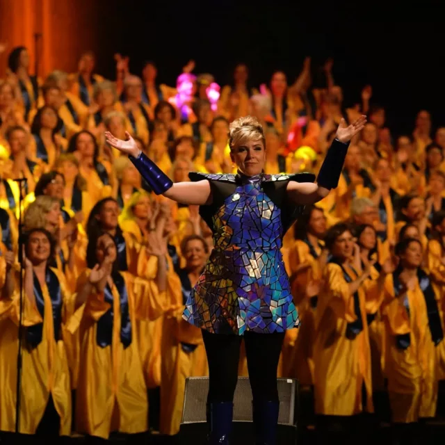 Ice breaker time - suite partie 3/3 ! 💥
Après la chorégraphie, rions ensemble !💃

Toujours un défi mais une immense joie de faire lever le public pour créer une chorale instantanée avec 3000 personnes et 350 choristes ! 🎤

Souvenir du dernier spectacle "Happy Human Symphony" à @lamphitheatre3000 en juin 2024. 👏

Et cette année, serez-vous dans le public pour chanter avec nous ?

Je vous donne rendez-vous le 28 et le 29 juin pour chanter avec les 350 choristes du Choeur @tempose_lyon.

Pensez à vite réserver vos places sur Tempose.fr pour assister au nouveau spectacle "OH HAPPY VOICES" !🎹

Gardez le sourire 😊
Time to sing !

Captation et montage @sparkproduction.fr

#tempose #lyon #joie #happenning #icebreaker #chorale #participatif #amphitheatre #sing