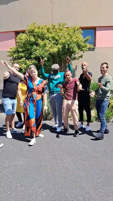 [NOUVEAU SPECTACLE]
Présentation du groupe a capella et des invités qui seront sur scène au côté des 400 choristes du Chœur Tempose !

Avec 6 chanteurs a capella : 🎤
Zoélie 🎶 Thomas | @tomrolin_piano 🎶 Lola 🎶 Lucille 🎶 Olivier | @klaolive 🎶 Philippe

Mais aussi 2 artistes lyonnais :🌹
KOSH 🌟 Beatboxer | @koshofficiel
Gyslain.N 🌟 Slameur | @gyslain.nofficiel

⭐ OH HAPPY VOICES ! ⭐
📆 Samedi 28 juin 2025 | 20h30
📆 Dimanche 29 juin 2025 | 15h30
📍 @lamphitheatre3000 | Lyon

🎟 Réservation : tempose.fr (voir en bio)

Un spectacle inédit, co-produit par Tempose & Zoélie Production, qui mêle avec audace et harmonie Slam, Beatbox, Gospel & Musiques du monde !

© @zoelie_production / @tempose_lyon

#tempose #choeurtempose #zoelieproduction #concert #lyon #acapella #acoustique #beatbox #slam #chorale #choir #masschoir #gospel #musiquesdumonde