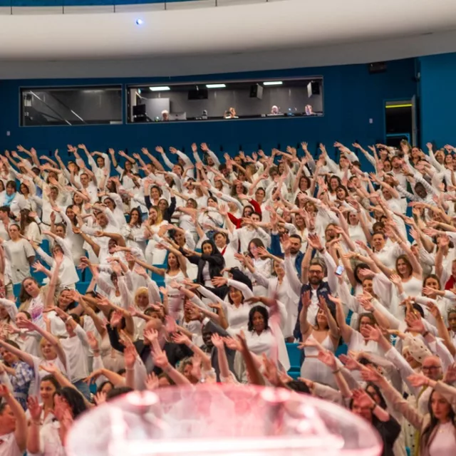 [HAPPENING SOIRÉE FESTIVE] 🔴
Osez briser la glace en chantant et dansant ! 💃
Surprendre les invités avec des moments participatifs ! 🗣

Ils osent depuis deux ans : @trophees_sap à la personne dans toute la France, sous la coordination événementielle de l'Agence lyonnaise une affaire de com dirigée par @ac.wincklerlevenq. Merci pour votre confiance renouvelée. 🙏

Notre équipe parcours les soirées de remise des prix pour accompagner, ponctuer et animer de joyeux moments de convivialité. Un programme personnalisé festif et dansant : Disco, Bollywood et Funk sont prévus cette année ! 🤩

Avec son approche ludique, Zoélie Macaudière fait lever les foules pour créer des instants collectifs passionnants. Elle est cette saison accompagnée @hiji.energies, chorégraphe, de nos musiciens pour la musique live @tomrolin_piano, pianiste, @klaolive, @daniel.diarra.92167, batteur et de notre régisseur son @pathatrack. 🎶

Time to sing ! Time to dance ! ☀️

Toutes les informations pour vos événements sur notre site (lien en bio)

#happening #soirée #SAP #chorale #danse #participatif #France #icebreaker #teambuilding #festif #joie