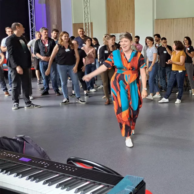[TEAM BUILDING] 💃
Time to sing ! 🎶 

Une riche semaine d’animations de séminaires un jour / un lieu, un château / une équipe ! 🥳

L’occasion de créer des chorales instantanées pour offrir des instants joyeux et ludiques grâce à la musique. 

Le Team building gospel : notre activité découverte du chant choral accessible à tous ! 🎶

Ces nouveaux événements portent le compteur enchanté au nombre de 41 450 personnes ! 😁

🔴 Hôpital Lyon Sud 
Chercheurs 
🔴 Ville de Villeurbanne 
Château de Chamagnieu 
@elephant_intention 
🔴 CNR
@chateaudechamprenard 
@astus.pro 

💃 Artistes 
Zoélie 
@tomrolin_piano 
@zwendlavim

💻 Production 
@gjousni 
@emmanuellelafond 
@julian_mce

Notre équipe est à votre écoute pour préparer votre prochain événement enchanté !

Zoélie Production 
🔗 zoelieprod.fr
📞 04 72 88 63 21
💬 contact@zoelieprod.fr

#chorale #teambuilding #Lyon #gospel #séminaire #chant #musique #accessible